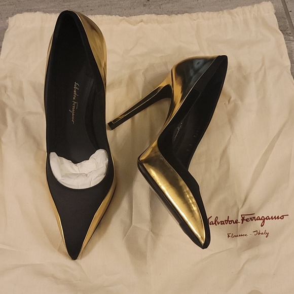 AUTHENTIC Ferragamo black/gold stilettos size 9B - Picture 1 of 3